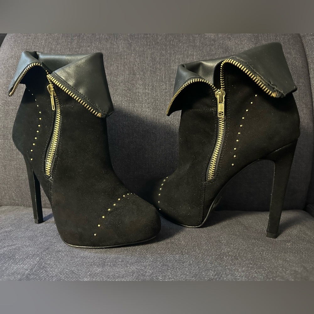 New Express Women’s Black Suede Bootie Size 6.5